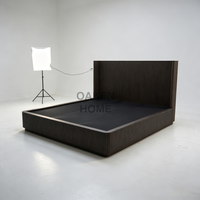 Cadre de lit rembourré en lin rainuré vertical OKA personnalisé par l'usine OAKEN, cadre en bois massif, lit plateforme moderne Wabi Sabi pour chambre à coucher