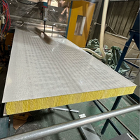 Panneau sandwich insonorisant et anti-bruit avec face métallique micro-perforée pour mur extérieur de bâtiment