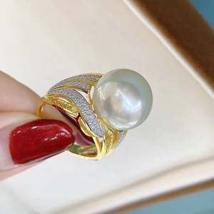 แหวนมุกทรงกลมขนาด 13-14 มม. คุณภาพเทียบเท่ามุกขาวออสเตรเลีย  พร้อมตำหนิเล็กน้อย  ทำจากเงินแท้ S925 - Product Image 2