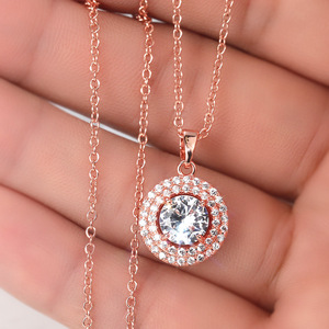 Elegante Collana con Ciondolo Classico per Donne, Catena a Forma di Fiore in Lega di Rame, Gioiello per Fidanzamento - Product Image 1