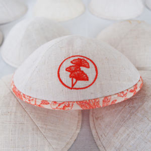 Kipá de lino con bordes bordados a medida, Ahava judía, se puede personalizar para bodas y Barbat Mitzvahs, Yarmulke de regalo judío - Product Image 1