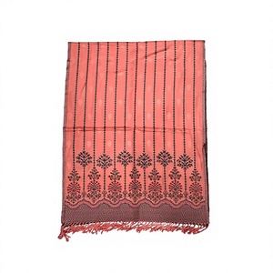 Écharpe longue en soie brodée pour femmes, motif ethnique rayé rouge avec franges, à porter toute l'année - Product Image 3