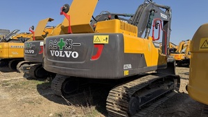 Excavatrice sur chenilles Volvo Ec250d jaune et noire avec l'étiquette « Sécurité avant tout » au dos - Product Image 3