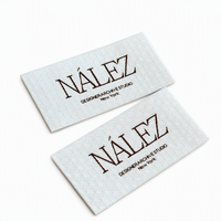 Étiquette tissée personnalisée en damassé, étiquette de vêtement jacquard haute densité, étiquette en tissu crème mat pour les vêtements de marque de créateurs de mode