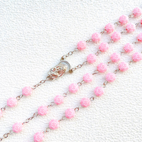 Élégant collier chapelet bleu roi émaillé de 6 mm avec croix, perles de prière de style religieux et perle rose en plastique