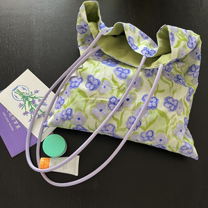 <span class=keywords><strong>Sac</strong></span> en toile au design de niche avec fleur d'<span class=keywords><strong>iris</strong></span> violette douce, style forêt artistique - Product Image 1