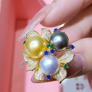 Bague Fleur en Argent Incrustée de Perles de Luxe : Perles d'Eau de Mer, Perles d'Australie, Perles Dorées des Mers du Sud, Perles Noires de Tahiti, Multicolore - Product Image 2