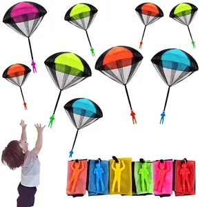 ROXGOCT Factory Großhandel Kinder Outdoor-Spiel Hand werfen Farben Fliegen Kleine Mini Figur Soldat Fallschirm Spielzeug