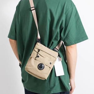 Sac à bandoulière en nylon imperméable de créateur de mode pour hommes, sac à bandoulière de messager de couple sac plat pour la ville décontractée - Product Image 4