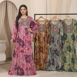 Abaya Traditionnelle Modeste pour Femmes Musulmanes avec Motif Floral, Taille Naturelle, Manches Longues et Incrustation Délicate de Perles pour le Bal de Promo - Product Image 1