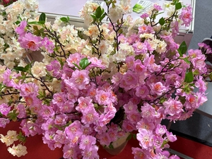 Fleurs artificielles de haute qualité à 4 tiges, en soie, motif fleur de <span class=keywords><strong>cerisier</strong></span>, magnifiques couleurs fraîches d'<span class=keywords><strong>automne</strong></span>, pour plafond de mariage et allée, fabriquées en Chine - Product Image 4