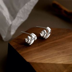 Boucles d'oreilles clous torsadées en argent 925 style métallique Dylam, plaquées or 18 carats, bijoux minimalistes pour femme, idéales pour mariage - Product Image 5