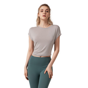 Camiseta de yoga para mujer al por mayor con espalda cruzada y abertura, top deportivo holgado de manga corta con espalda descubierta para gimnasio, entrenamiento, pilates y ropa deportiva. - Product Image 4