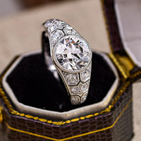 Bague S925 de style royal européen (plaqué or blanc 18 carats) avec un diamant de laboratoire taille ancienne européenne et un motif inspiré de la dentelle du XIXe siècle