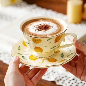ชุดกาแฟเซรามิกสไตล์นอร์ดิกมินิมอลสีเบจเลมอนสด พร้อมจานรองและถาด 250 มล. ชุดน้ำชายามบ่าย ดีไซน์ลายเส้นสีทอง - Product Image 2