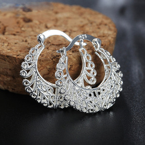 Orecchini a Cerchio Vintage con Motivo Intrecciato Traforato per Donne, Accessori in Metallo per Uso Quotidiano - Product Image 1