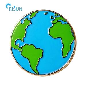 Globe émaillé personnalisé en usine protéger l'environnement de la terre planète terre épinglette insigne broche broche émail planète terre personnalisé - Product Image 5