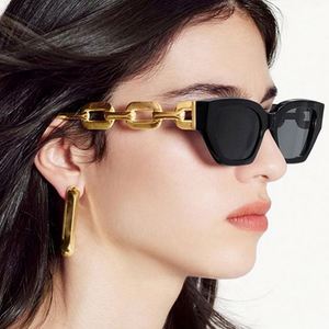 Lunettes de soleil œil de chat rétro punk à petite monture avec chaîne dorée pour femmes - Vente en gros - Product Image 1