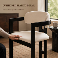 Fauteuil à cadre noir avec assise et dossier rembourrés crème pour la restauration, les hôtels, les salons, collection de meubles d'intérieur