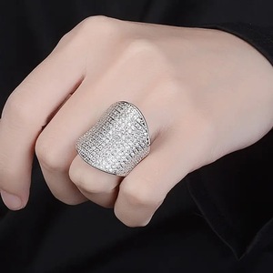 Anello Statement con Pavé Parziale per Donne, Gioiello da Dito alla Moda e Trendy - Product Image 2