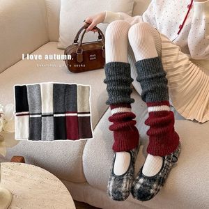 Chaussettes mi-mollet tricotées color block pour femme, style hiver chaud et confortable - Product Image 1