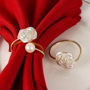 Servilletero de metal chapado en oro de lujo con diseño intrincado ideal para agregar estilo a banquetes de boda y cenas - Product Image 6