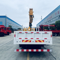 Grue de camion Dongfeng à châssis standard d'exportation, 7 tonnes, 5 sections, bras télescopique à grande hauteur de levage pour les marchés étrangers