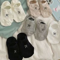 Chaussettes invisibles jetables respirantes légères et douces en tricot couleur unie longueur cheville écologiques avec logo pour le printemps et l'été