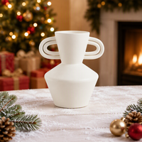 Vase en céramique blanc mat avec doubles poignées en boucle, vase sculptural abstrait moderne pour la décoration de table à la maison