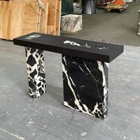 Table console sur piétement en marbre noir design, surface en bois massif, table d'entrée de luxe pour hôtel et projets résidentiels