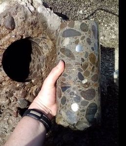 Một-Người Đàn Ông Hoạt Động Cầm Tay Đá Đất Thu Thập Mẫu Thăm Dò Địa Chất Giàn Khoan Máy - Product Image 2