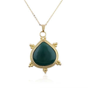 Collier chaîne de bijoux fantaisie avec pendentif en onyx vert cabochon de qualité supérieure, serti dans un cadre en forme de cœur plaqué or 18 carats, design de créateur. - Product Image 1