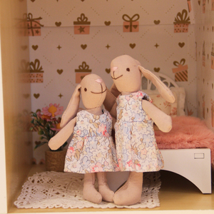 Ensemble <span class=keywords><strong>de</strong></span> thé miniature avec figurine <span class=keywords><strong>de</strong></span> lapin, robe florale, tablier à carreaux, bordure en dentelle, théière, tasse à thé, gâteau, jouet pour enfants, cadeau <span class=keywords><strong>de</strong></span> jeu - Product Image 1
