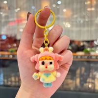 En gros Porte-clés poupée en peluche mignonne de dessin animé, Porte-clés boîte mystère, Ornement suspendu en peluche pour sac à dos