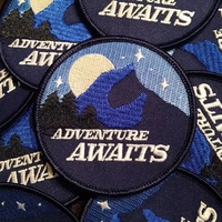 Patch brodé « L'aventure vous attend » - Lune de montagne, forêt nocturne étoilée, pour sac à dos, veste, voyage, camping et randonnée en extérieur