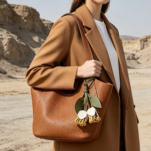 Bolso de mano <span class=keywords><strong>mini</strong></span> de piel de vaca para mujer, diseño de media luna roja, con asa superior, logotipo personalizado, venta al por mayor, fabricante. - Product Image 1