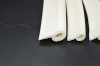Bande d'étanchéité en mousse de silicone en forme de P pour le jointement des portes d'armoires électriques, des conteneurs et des panneaux d'équipement