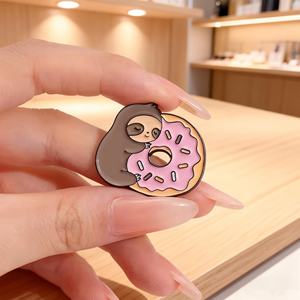 เข็มกลัดรูปโดนัทกล้วยลายการ์ตูนสลอธสุดน่ารัก สินค้าขายดี งานสั่งทำได้ ใช้ได้หลากหลาย ตกแต่งเสื้อผ้าได้ - Product Image 4