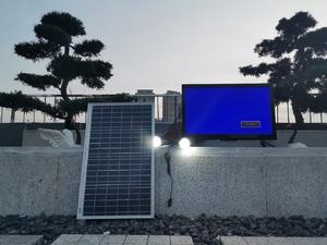 Televisor LED DC de 32 Pulgadas JUA <span class=keywords><strong>Energy</strong></span>, Sistema de Energía Solar de Pago por Uso, 50W 150Wh, Kit de TV con Panel Solar y Batería LiFePO4 Integrada - Product Image 5