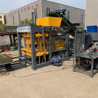 Machine de moulage de blocs de béton creux entièrement automatique QT4-15D avec PLC et pompe pour la production de briques en ciment