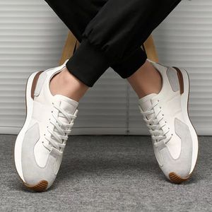 รองเท้าลำลองผู้ชาย กันลื่น ทนทาน ระบายอากาศได้ดี น้ำหนักเบา หนังกลับผสมผสาน ดีไซน์ทันสมัย ใช้งานได้หลากหลาย เหมาะสำหรับเดิน - Product Image 3