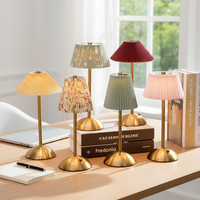 Lampe de table moderne en fer avec abat-jour en tissu, LED, commande tactile, alimentée par batterie, pour chambre à coucher, chevet, décoration d'ambiance personnalisée