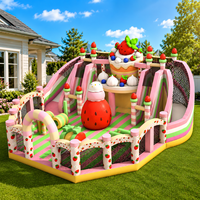 Aire de jeux gonflable commerciale sur le thème du gâteau aux fraises avec toboggan et parcours d'obstacles pour enfants, idéale pour les fêtes en plein air et la location.