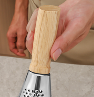 Râpe à fromage en acier inoxydable 3 faces avec manche en bois, éplucheur manuel de fruits et zester, outils de cuisine domestique G