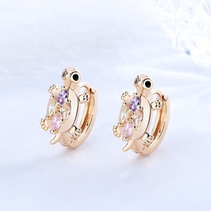 Pendientes de Aro Huggie con Forma de Tortuga Chapados en Oro y Circonita Cúbica para Mujer, Joyería de Oreja Pequeña con Cristales de Animales Coloridos - Product Image 3