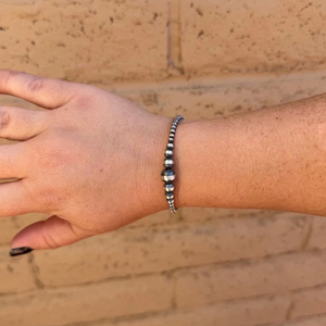 สร้อยข้อมือประดับมุกเทอร์ควอยซ์และเงินสเตอร์ลิงทำมือ ขนาด 4-5 มม. ความยาว 7.5 นิ้ว - Product Image 1