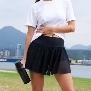 Kustom logo activewear rok tenis memakai pinggang tinggi hitam mesh poliester dengan t-shirt set latihan untuk rok wanita