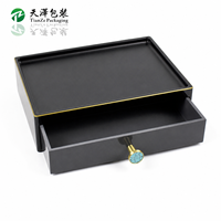 Boîte de rangement en bois à double porte de style tiroir, finition mate en MDF noir, doublure de couleur personnalisable, logo personnalisable pour les articles d'accueil d'hôtel