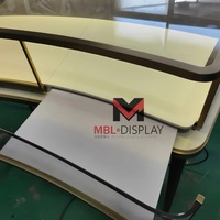 Vitrine en verre brossé or sur mesure pour bijoux et montres, comptoir de présentation de luxe, table incurvée, meuble d'intérieur pour boutique de détail