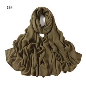 Nouvel arrivage de foulards Hijab respirants de couleur unie modale fine à bords larges vente en gros de foulards de couleur unie en coton et lin - Product Image 3